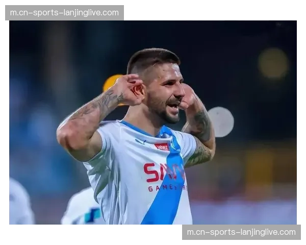 米林科维奇任意球击中门柱 新月错失扩大比分良机最终遗憾平局